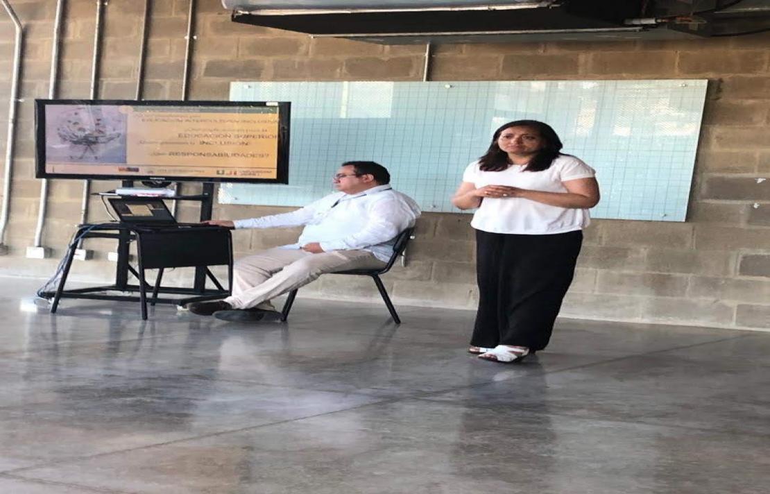 imagen Licenciada María Angélica Yazo Zambrano de la Universidad Pedagógica Nacional ella esta de pie dictando una clase