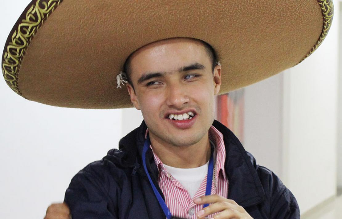 Participante del Taller, con un sombrero de mariachi