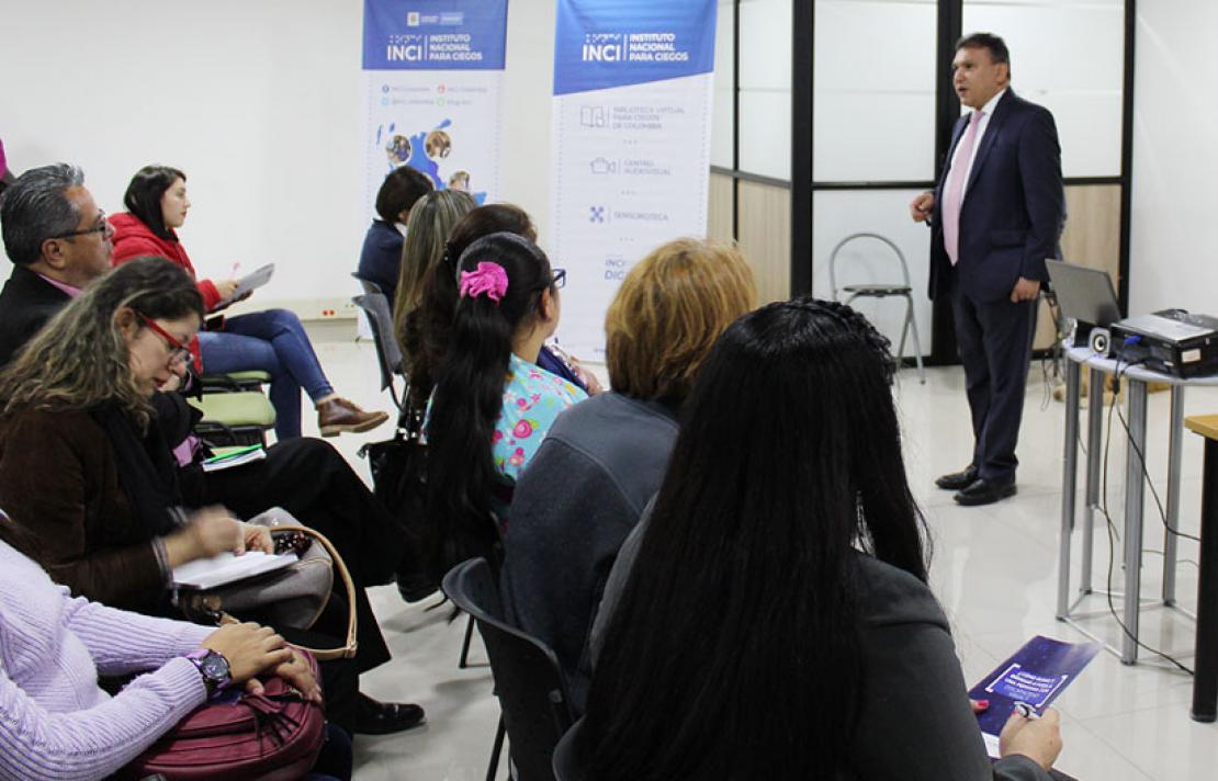 Director Carlos parra Dussan, abriendo la charla con los invitados