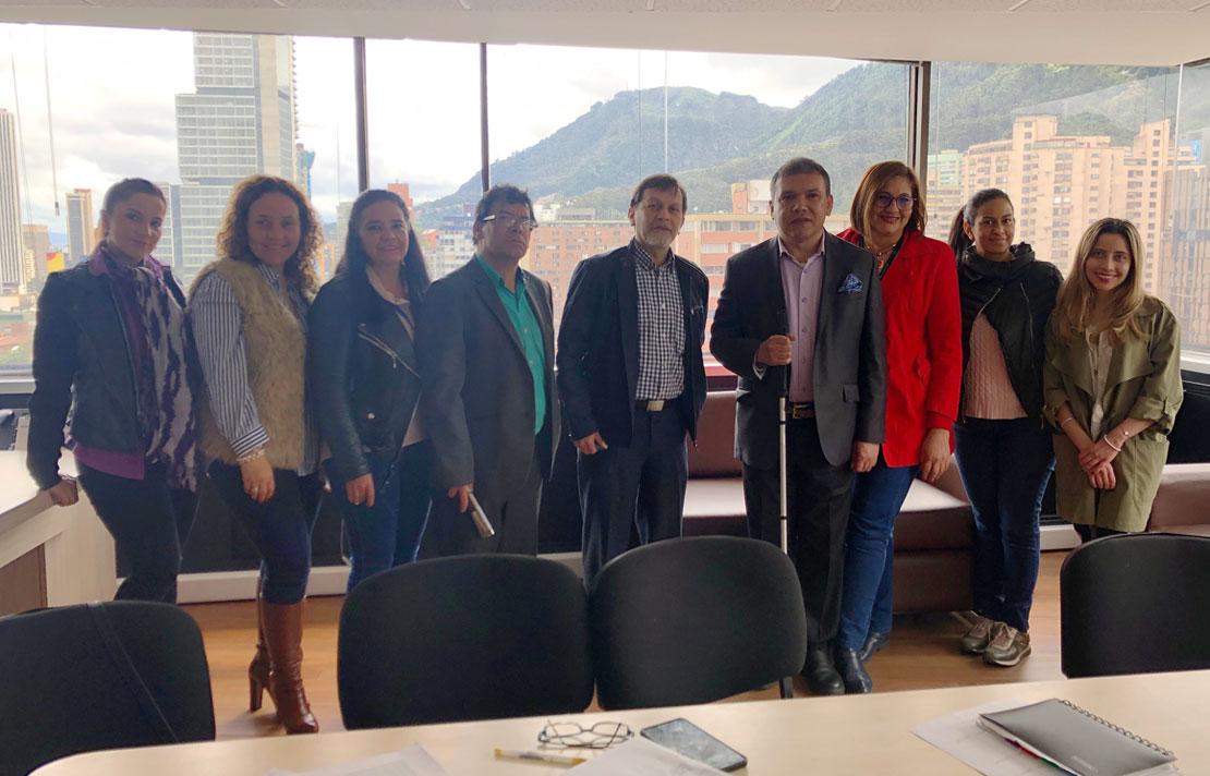 Fotografía, Carlos parra dussan junto a funcionarios del INCI en Trasmicable