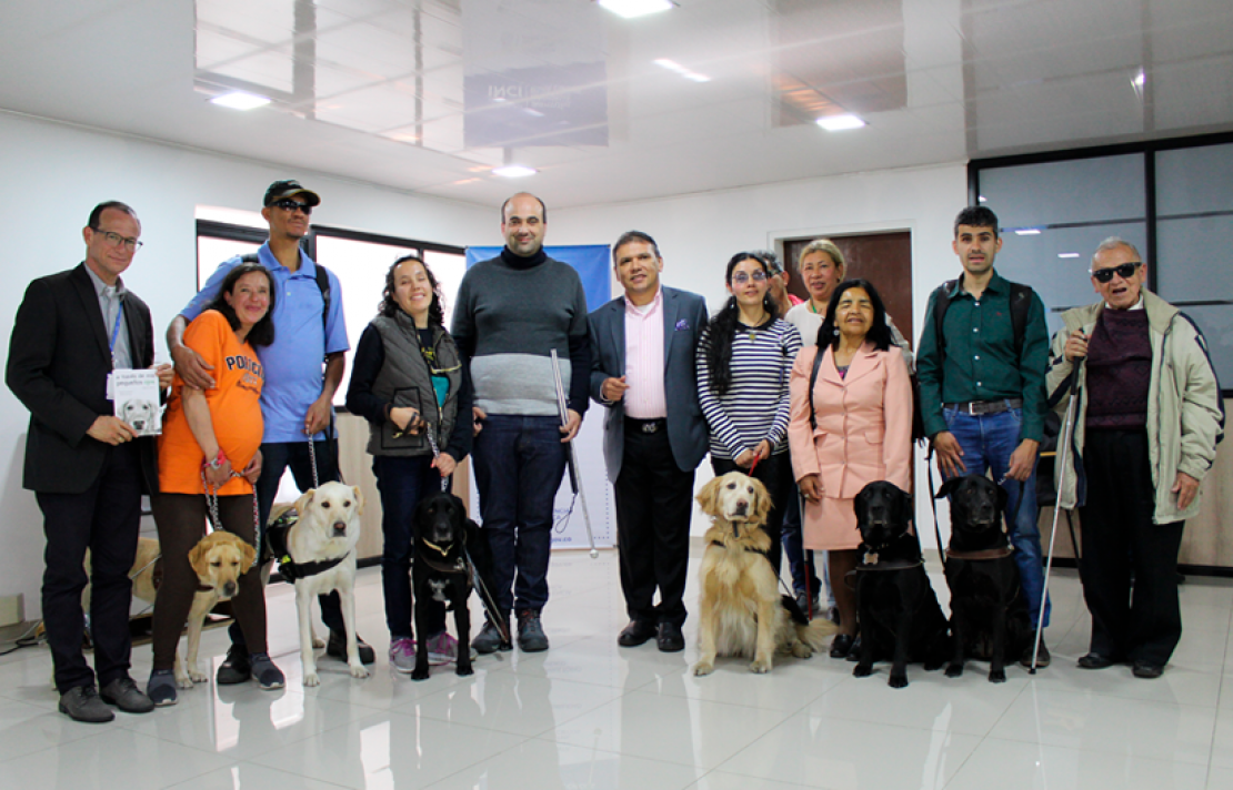 Fotografía, El director del INCI Carlos Parra Dussan Junto a Emilio Ortiz y asistentes al conversatorio junto a sus perros guía