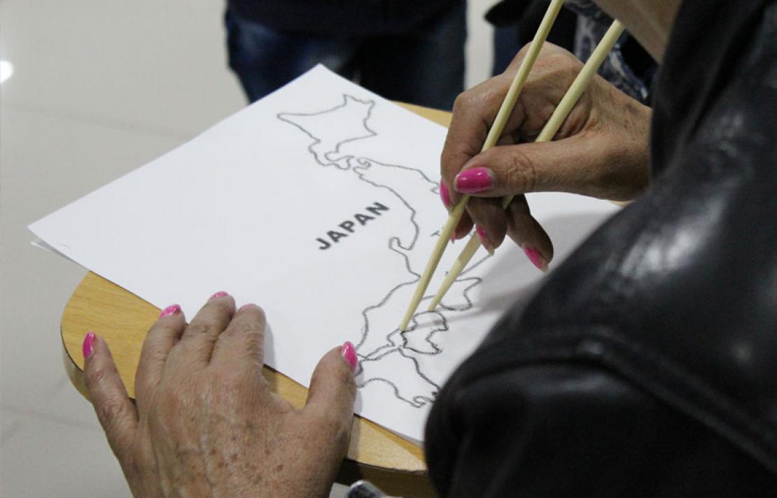 Persona con discapacidad visual con un mapa de Japón