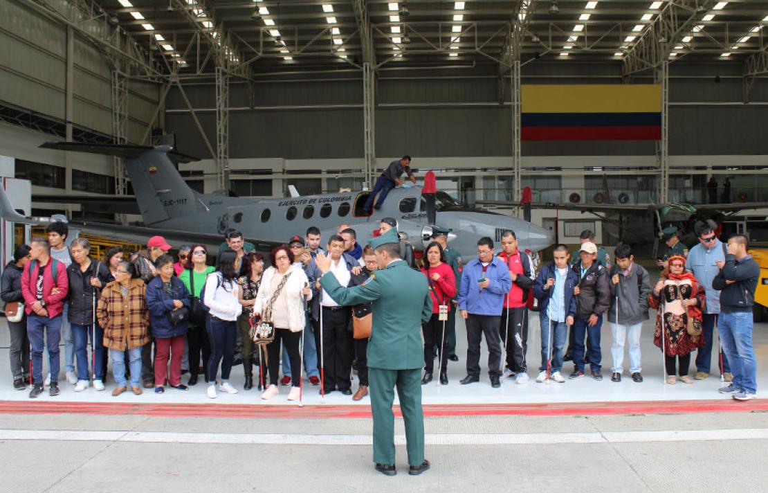 Usuarios del INCI en el hangar de aviación ejercito