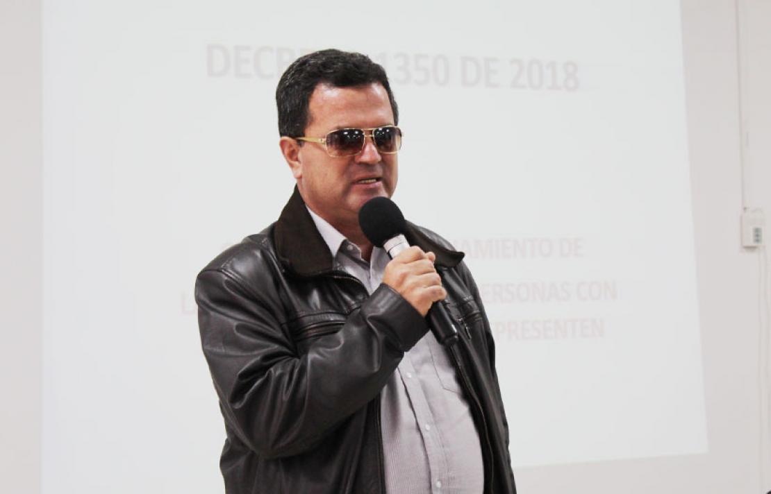 Funcionario del mininterior resolviendo preguntas del público