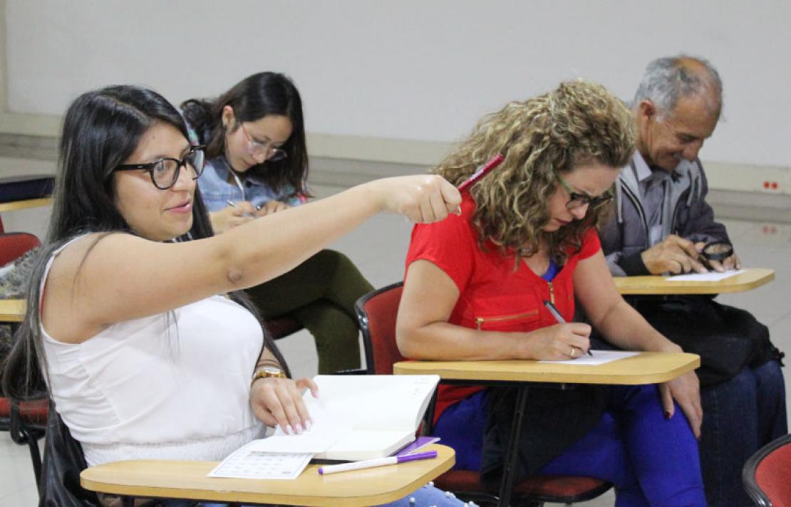 Participante del taller de Braille, preguntando al auditorio