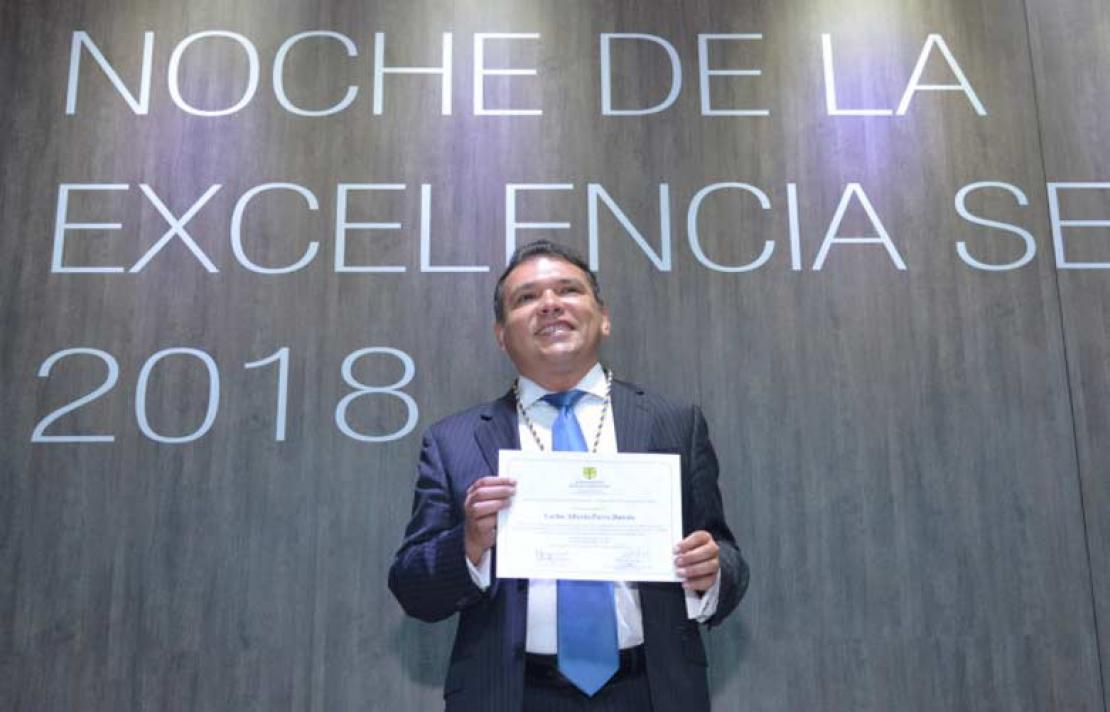 Dr. Carlos Parra Dussan con su reconocimiento 