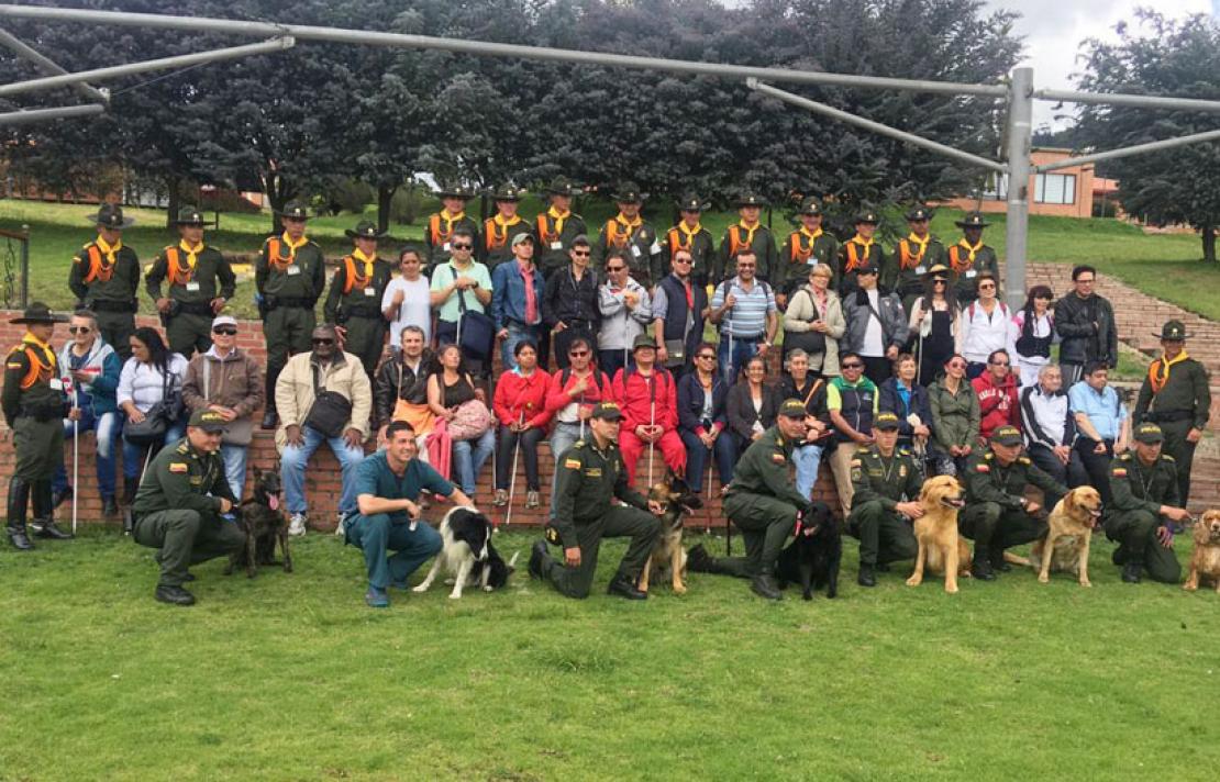 Personas con discapacidad visual junto a carabineros en la visita 