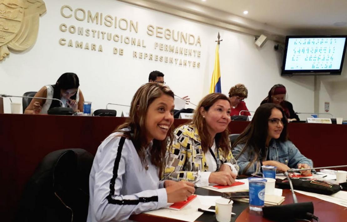 Fotografía, Comisión segunda del senado tomando un taller de braille