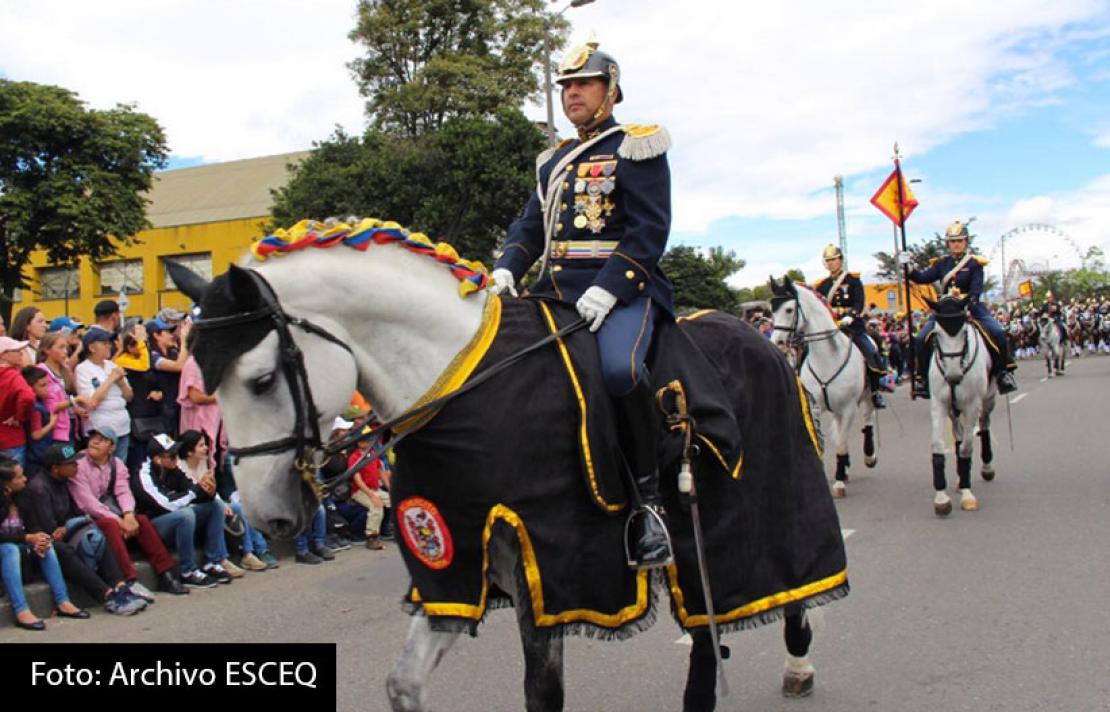 Personal del ejercito en un caballo