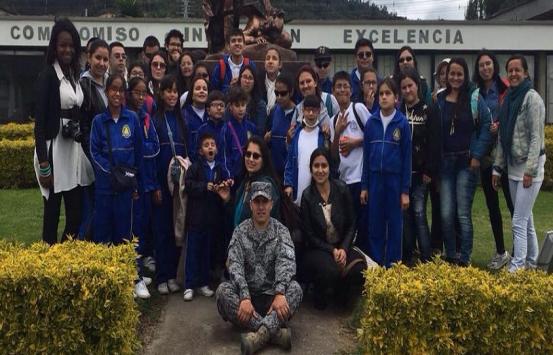 Foto grupal de los Niños con discapacidad visual, padres de familia, una delegación del Instituto Nacional para Ciegos –INCI y suboficiales del CAMAN 