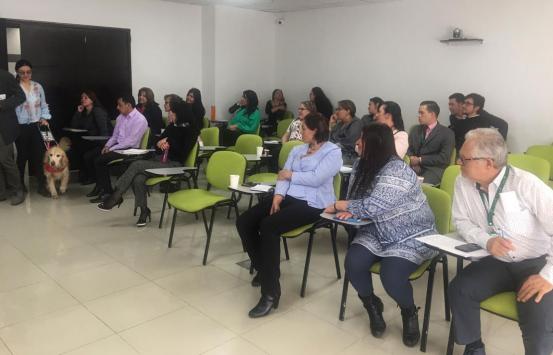 Personas capacitandose en el decreto 1421