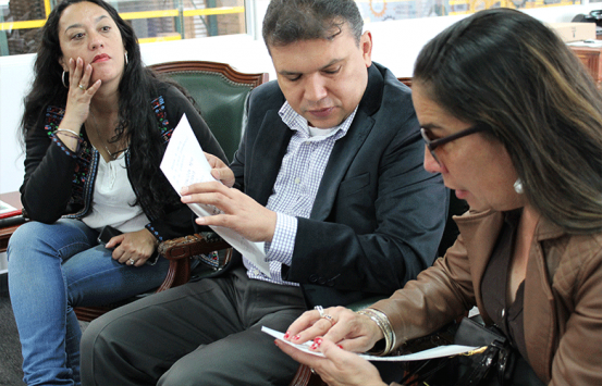 Director carlos parra dussan, auditando el tarjeton en braille