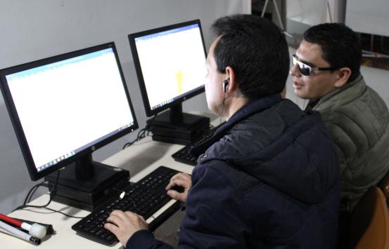 Fotografía, Personas con discapaciadad visual usando computadores