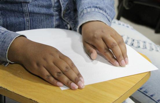 Persona con discapacidad visual leyendo en braille