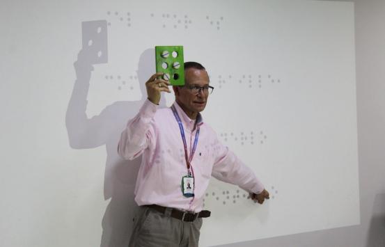 Fotografía, Enrique king, enseñando braille