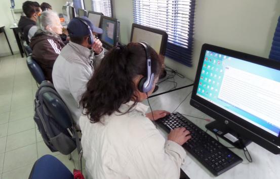 Imagen, Personas con discapacidad usando computador