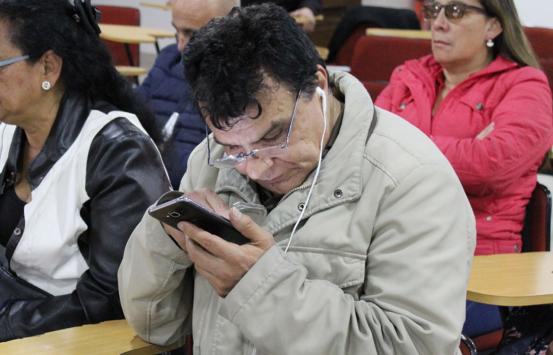 Fotografía, persona con baja visión usando su celular