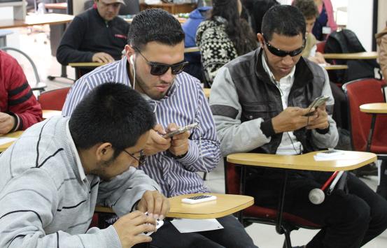 Fotografía, Personas con discapacidad interactuando con sus celulares