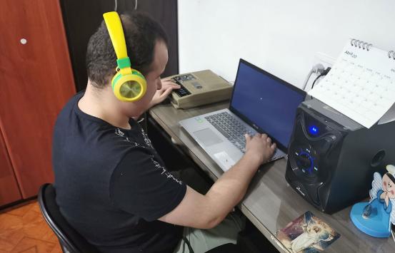 Fotografía, Persona con discapacidad visual usando un computador