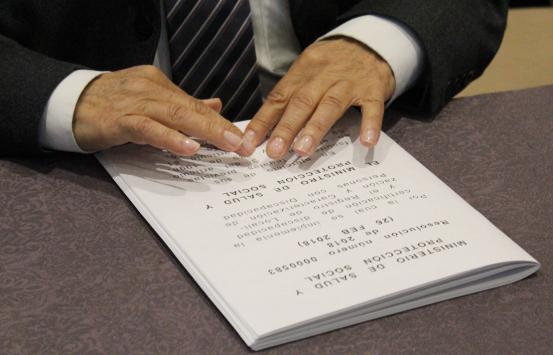 Fotografía, Persona leyendo publicación en braille