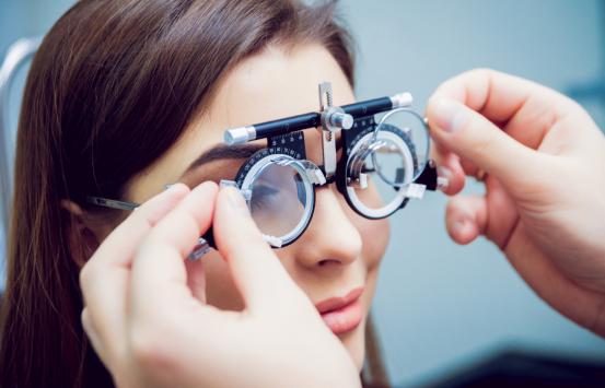 Fotografía, Persona recibiendo un examen de ojos