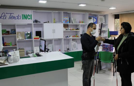 Fotografía  - Cliente de la Tienda INCI recibe asesoría sobre los bastones disponibles en la Tienda