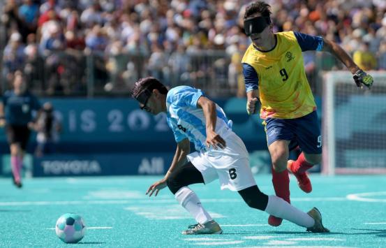 Jugador de la selección Colombiana de fútbol para ciegos disputa un balón con un futbolista argentino en partido disputado durante el mundial del año 2024