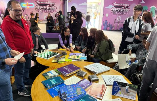 Funcionarios del INCI dictando talleres centrados en la accesibilidad a la lectura y el uso de tecnologías inclusivas en el marco de la FILBo 2025