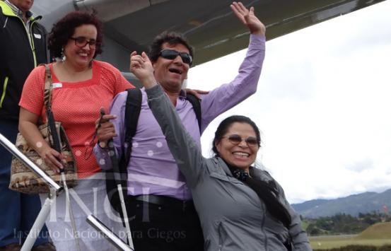 Grupo de personas con discapacidad bajando de avión 