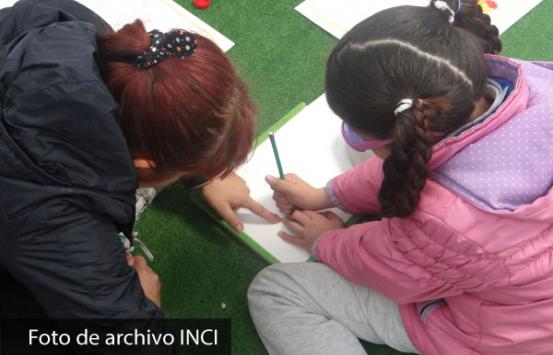 niñas con discapacidad visual en la escuela