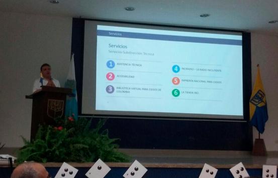 Dr. Carlos Parra Dussan durante su exposición en el  Congreso Internacional de Retos Curriculares e Innovación