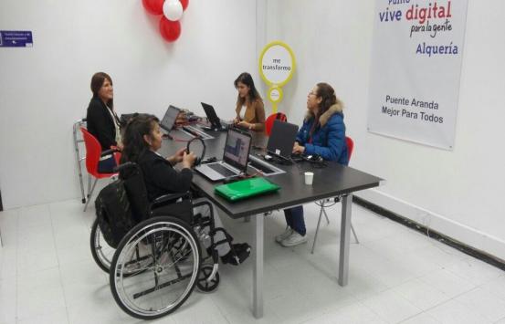 Personas utilizando los computadores del Punto Vive Digital. 