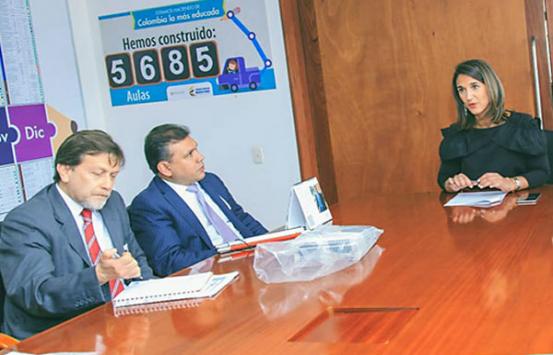 Fotografía Comité directivo, De izquierda a derecha, Gustavo Pulido Sub Director General (E) del INCI, Doctor Carlos Parra Dussan Director General del INCI,  Yaneth Giha Ministra de Educación 
