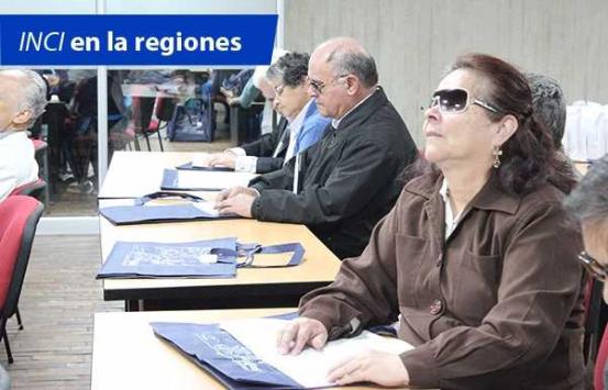 personas con discapacidad visual en aula de clases