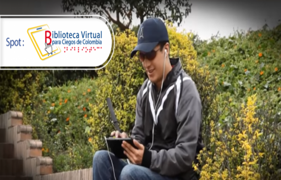 Pantallazo comercial de la bibiloteca virtual para ciegos, un joven sentado en las escapares de un parque ingresando a la aplicación de la bibliotecas desde una tablet 