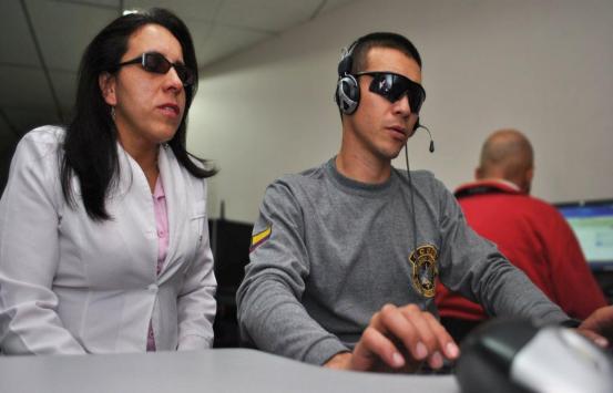 dos personas con discapacidad visual durante capacitación sena  - Fuente Sena