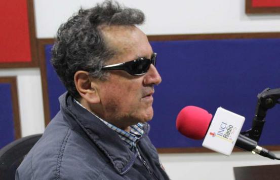 Personas con discapacidad visual, en la cabina de INCI Radio
