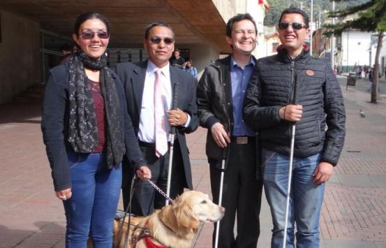 Personas con discapacidad visual reunidas 
