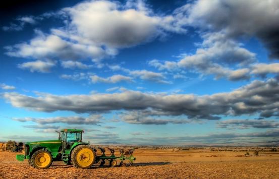 Paisaje y tractor