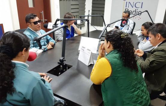 Fotografía, Personas reunidas en la cabina de inci radio
