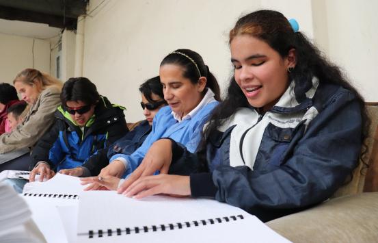 Personas con discapacidad visual leen en braille