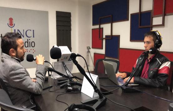 IMAGEN  en la cabina de INCIradio aparecen Carlos Quintero y Camilo Garnica, los dos están distanciados, camilo está frente al computador mientras carlos con su mano sostiene el micrófono