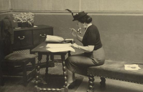 Teresa Cuervo en el Museo Nacional (1953)  ella está sentada y está escribiendo
