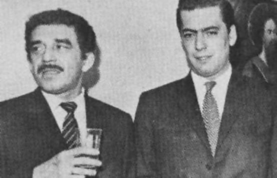 imagen antigua en blanco y negro de gabo y varas Llosa, los dos visten de traje, cabo sostiene una copa en su manoderecha