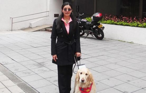 Fotografía, Luisa Moreno junto a su perro guía