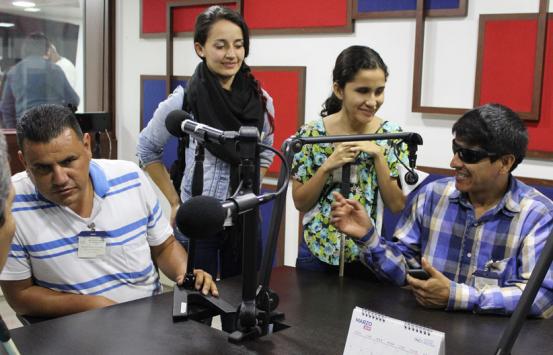 Personas con discapacidad visual, en la cabina de INCIRadio